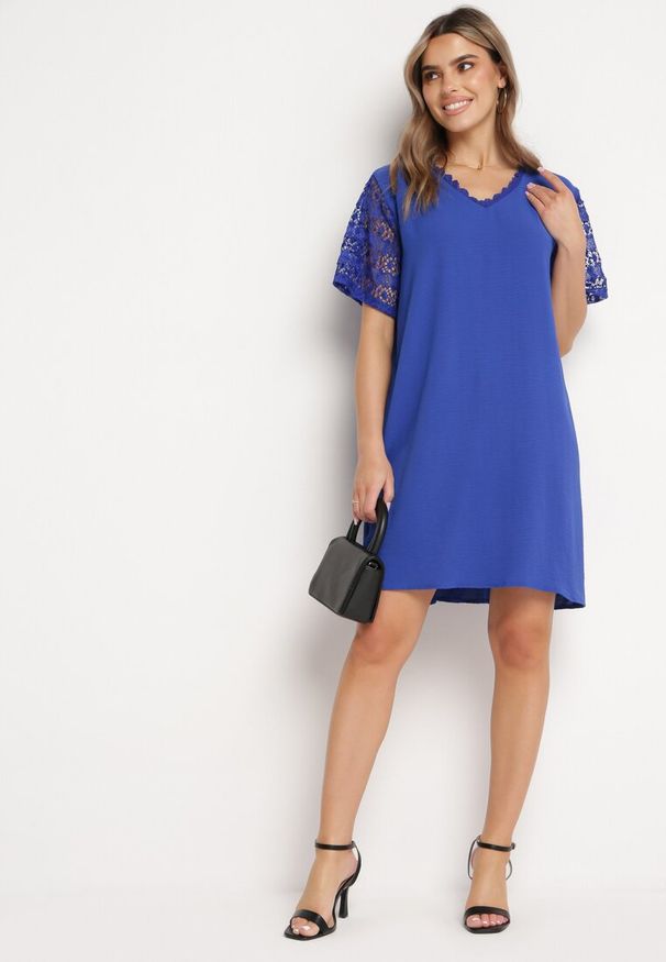 Born2be - Granatowa Sukienka Mini Pudełkowa z Koronką na Ramionach i Dekolcie Idalyn. Kolor: niebieski. Materiał: koronka. Wzór: koronka. Długość: mini