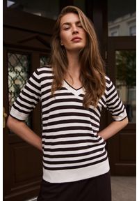 MOODO - Lekki sweter w paski brązowy. Kolor: brązowy. Materiał: wiskoza, poliamid. Wzór: paski #1