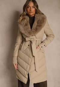 Renee - Beżowa Pikowana Kurtka o Eleganckim Kroju z Futerkiem i Wiązanym Paskiem Galinessa. Kolor: brązowy. Materiał: futro. Sezon: zima. Styl: elegancki