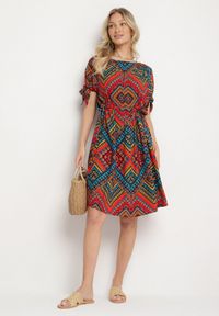 Born2be - Czerwona Bawełniana Sukienka w Etno Wzór z Wiązanym Paskiem w Talii Tosmera. Okazja: na co dzień. Kolor: czerwony. Materiał: bawełna. Styl: etno #4