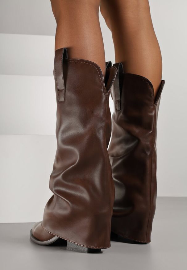 Renee - Ciemnobrązowe Kozaki Kowbojki na Stożku z Wywiniętą Marszczoną Cholewką Escana. Okazja: na co dzień. Kolor: brązowy. Materiał: jeans. Szerokość cholewki: normalna. Obcas: na stożku. Styl: boho, casual