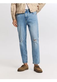 Reserved - Jeansy carrot slim z przetarciami - niebieski. Kolor: niebieski