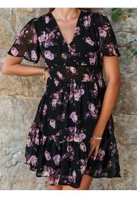 Sinsay - Sukienka mini z krótkim rękawem w kwiaty - wielobarwny. Długość rękawa: krótki rękaw. Wzór: kwiaty. Długość: mini #1