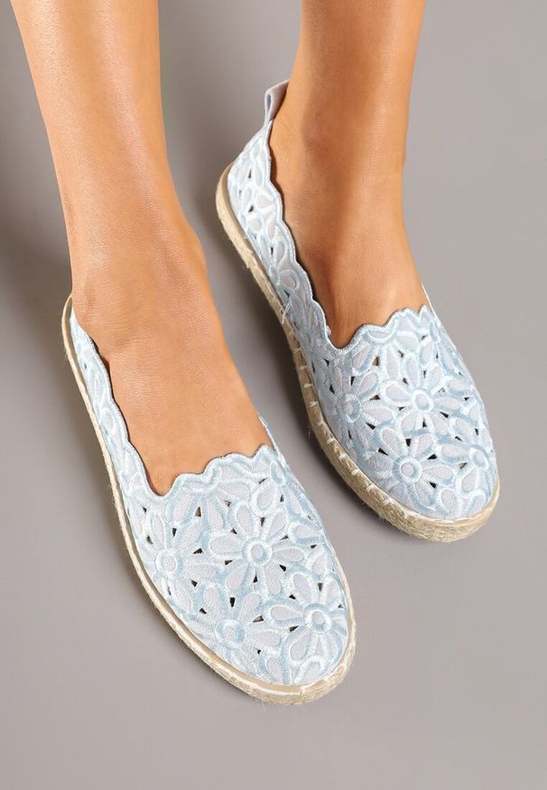 Born2be - Jasnoniebieskie Ażurowe Espadryle Vices w Kwiatowy Wzór z Plecionki Donavia. Okazja: na spacer, na co dzień. Kolor: niebieski. Wzór: ażurowy, kwiaty. Sezon: lato, wiosna. Obcas: na obcasie. Styl: elegancki, casual. Wysokość obcasa: niski