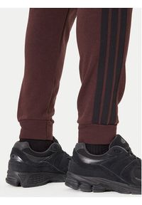 Adidas - adidas Spodnie dresowe Essentials 3-Stripes JX0749 Brązowy Regular Fit. Kolor: brązowy. Materiał: bawełna #3