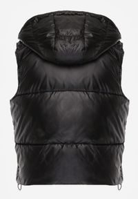 Renee - Czarna Pikowana Kamizelka z Szerokim Kapturem Wivelle. Typ kołnierza: golf. Kolor: czarny. Materiał: wełna, jeans. Długość rękawa: bez rękawów. Wzór: aplikacja. Styl: sportowy #7