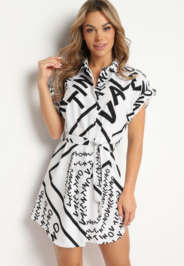 Born2be - Biało-Czarna Koszulowa Sukienka z Materiałowym Paskiem w Talii i Ozdobnymi Napisami Gareta. Okazja: na co dzień. Typ kołnierza: dekolt w kształcie V. Kolor: biały. Materiał: materiał. Wzór: napisy. Typ sukienki: koszulowe. Styl: klasyczny, casual, elegancki