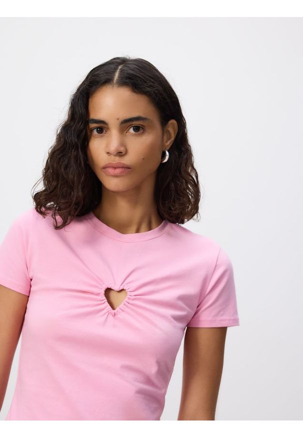Reserved - T-shirt z ozdobnym wycięciem - różowy. Kolor: różowy. Materiał: dzianina, bawełna