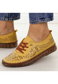 Musztardowe ażurowane skórzane półbuty damskie T.Sokolski 302. Okazja: na co dzień. Nosek buta: okrągły. Kolor: żółty. Materiał: skóra. Szerokość cholewki: normalna. Sezon: wiosna, jesień, lato. Styl: casual, klasyczny #1