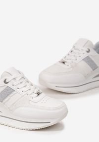 Born2be - Biało-Srebrne Sneakersy na Grubej Podeszwie z Materiałowymi Wstawkami i Brokatem Omifa. Kolor: biały. Materiał: materiał. Wzór: aplikacja #2