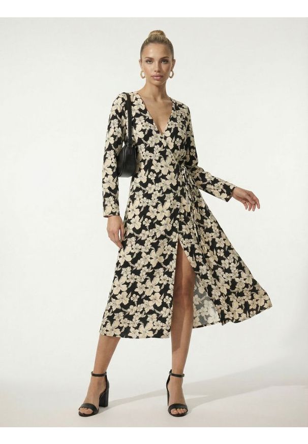 Sinsay - Wiskozowa kopertowa sukienka midi w panterkę - wielobarwny. Materiał: wiskoza. Wzór: motyw zwierzęcy. Typ sukienki: kopertowe. Długość: midi