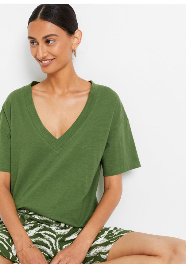 bonprix - Shirt oversize z czystej bawełny organicznej. Typ kołnierza: dekolt w serek. Kolor: zielony. Materiał: bawełna