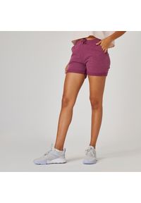 DOMYOS - Spodenki fitness damskie Nyamba krótkie. Kolor: fioletowy. Materiał: bawełna, elastan, materiał, włókno, skóra. Długość: krótkie. Sport: fitness #1