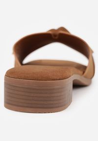 Renee - Jasnobrązowe Klapki VICES na Niskim Słupku z Ozdobną Kokardą z Imitacji Zamszu Mole. Okazja: na co dzień. Kolor: brązowy. Materiał: zamsz. Wzór: kwiaty, aplikacja. Sezon: lato. Obcas: na słupku. Styl: casual, elegancki. Wysokość obcasa: niski #5