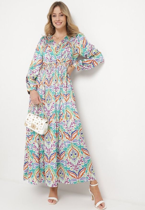 Born2be - Zielona Plisowana Sukienka z Gumką w Pasie Wykończona Guzikami Zaramarie. Typ kołnierza: dekolt w kształcie V. Kolor: zielony. Materiał: jeans. Długość rękawa: długi rękaw. Styl: wizytowy, elegancki