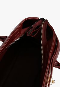 Renee - Bordowa Torebka Shopper z Dwoma Rączkami Ozdobiona Paskiem z Klamrą Remisse. Kolor: czerwony. Wzór: aplikacja. Styl: klasyczny, casual, elegancki. Rodzaj torebki: na ramię