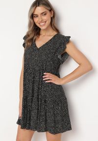 Born2be - Czarna Bawełniana Sukienka o Rozkloszowanym Kroju w Kropki Giavina. Okazja: na co dzień. Kolor: czarny. Materiał: bawełna. Wzór: kropki. Typ sukienki: rozkloszowane, sportowe. Styl: casual, sportowy #1