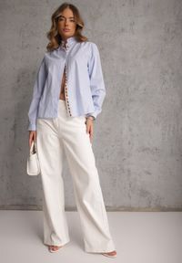 Renee - Niebieska Koszula z Bawełną Zdobiona Haftem i Stójką z Falbanką Linivia. Typ kołnierza: kołnierzyk stójkowy. Kolor: niebieski. Materiał: bawełna. Wzór: aplikacja, haft. Styl: boho #5