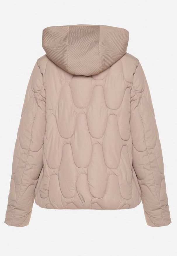Born2be - Ciemnobeżowa Pikowana Kurtka z Materiałowym Kapturem i Kieszeniami Ravalynne. Okazja: na co dzień, na spacer. Kolor: beżowy. Materiał: materiał. Styl: sportowy, klasyczny, casual, elegancki