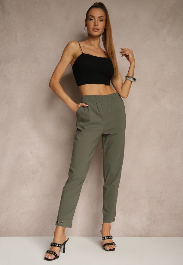 Renee - Ciemnozielone Spodnie z Wiskozą High Waist i Ozdobnymi Napami Redaira. Okazja: na co dzień. Stan: podwyższony. Kolor: zielony. Materiał: wiskoza. Wzór: aplikacja. Styl: sportowy, elegancki, casual