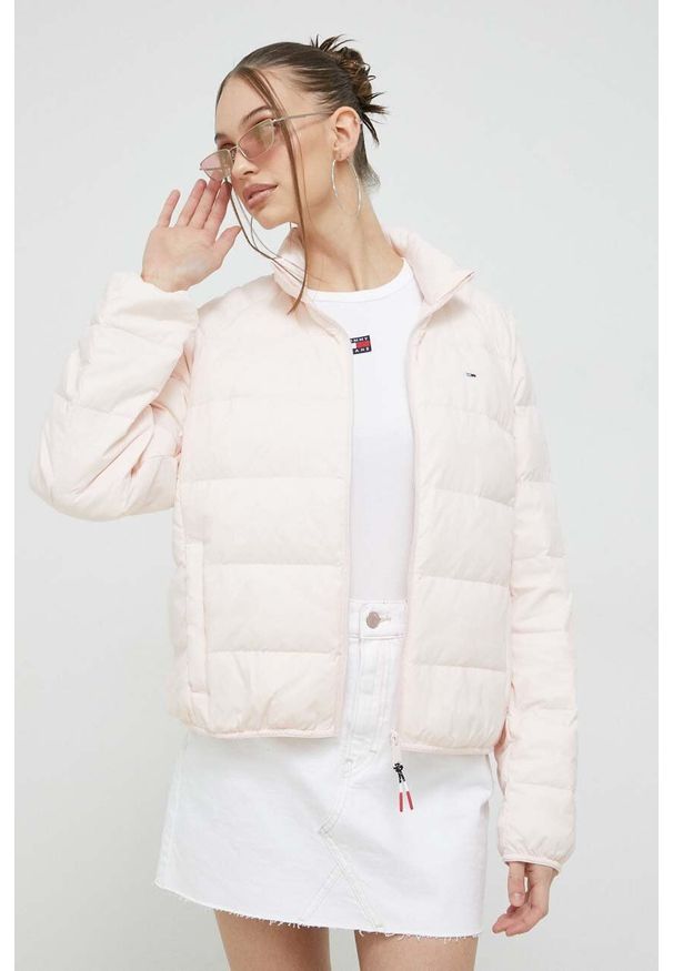 Tommy Jeans kurtka puchowa damska kolor różowy przejściowa. Kolor: różowy. Materiał: puch. Długość rękawa: raglanowy rękaw