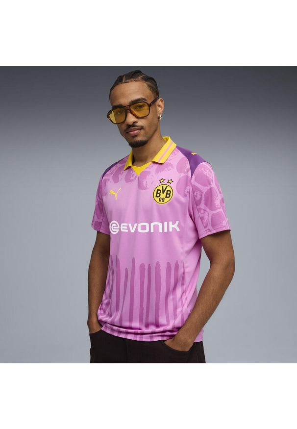 Puma - Męska koszulka KIDSUPER × BORUSSIA DORTMUND PUMA Mauve Pop Faster Yellow Pink. Kolor: różowy. Wzór: kolorowy, geometria. Sport: piłka nożna