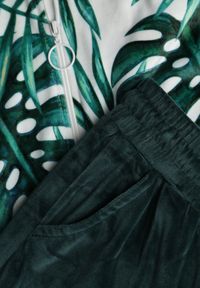 Renee - Ciemnozielony Welurowy Komplet Dresowy z Wzorzystą Bluzą z Kapturem i Joggerami Rouviana. Kolor: zielony. Materiał: welur, dresówka #8