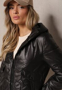 Renee - Czarna Kurtka z Kapturem Ozdobiona Pikowaniem Talemi. Okazja: na co dzień. Typ kołnierza: kaptur. Kolor: czarny. Materiał: jeans. Wzór: aplikacja. Styl: casual, elegancki