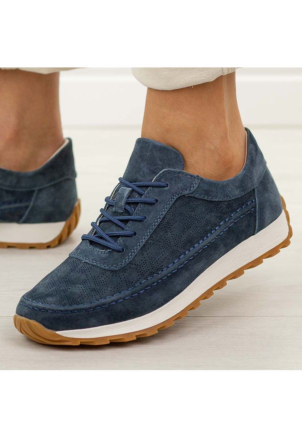 Granatowe skórzane półbuty damskie Sergio Leone Sp001. Okazja: na co dzień. Nosek buta: okrągły. Zapięcie: sznurówki. Kolor: niebieski. Materiał: skóra, nubuk. Szerokość cholewki: normalna. Sezon: wiosna, jesień, lato. Styl: casual, elegancki, sportowy, klasyczny