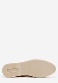 Renee - Ciemnobeżowe Mokasyny z Imitacji Zamszu Zdobione Zawieszką i Przeszyciem Aezoris. Okazja: na co dzień. Kolor: beżowy. Materiał: zamsz. Wzór: aplikacja. Styl: casual, elegancki #7