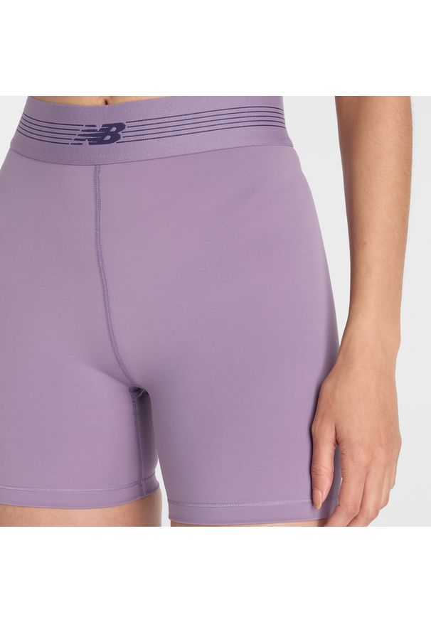 Spodenki damskie New Balance AC WB61E4GEAA5 – fioletowe. Stan: podwyższony. Kolor: fioletowy. Materiał: materiał, lycra, poliester. Wzór: gładki. Sport: fitness