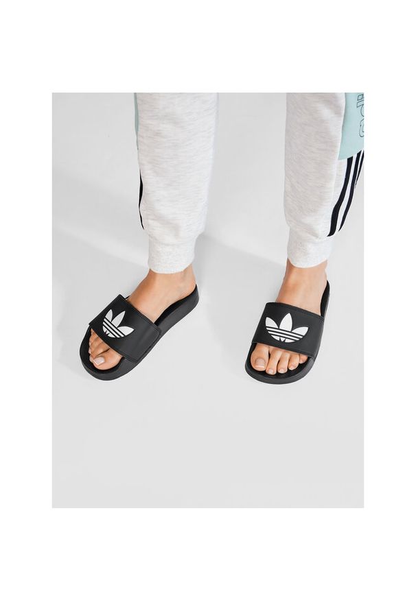 Adidas - Klapki adidas. Kolor: czarny