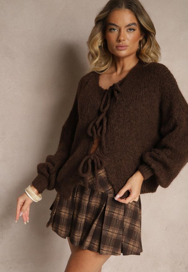 Renee - Brązowy Kardigan z Wełną o Kroju Oversize z Wiązanymi Kokardami Elearina. Typ kołnierza: kokarda. Kolor: brązowy. Materiał: wełna
