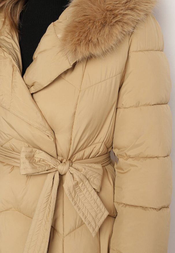 Born2be - Beżowa Pikowana Kurtka o Długim Kroju z Kapturem i Odpinanym Kołnierzem i Wiązaniem Vamimara. Okazja: do pracy, na co dzień. Typ kołnierza: kaptur. Kolor: beżowy. Materiał: dzianina, jeans. Długość rękawa: długi rękaw. Długość: długie. Styl: casual, elegancki