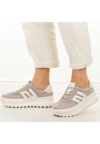 Beżowe skórzane półbuty damskie Vinceza 79608. Zapięcie: sznurówki. Kolor: beżowy. Materiał: zamsz, skóra. Szerokość cholewki: normalna. Sezon: wiosna, jesień, lato. Styl: elegancki, sportowy, klasyczny #1