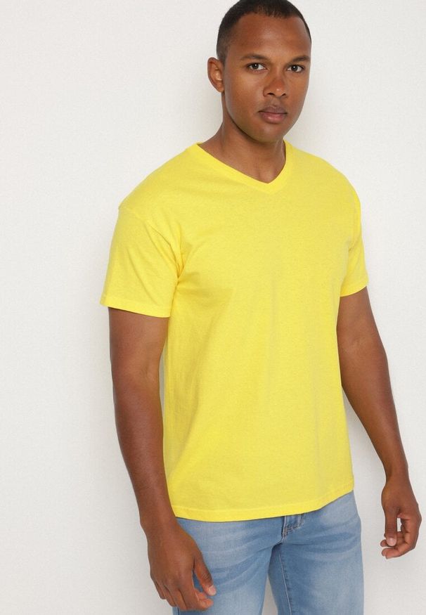 Born2be - Żółta Bawełniana Koszulka T-shirt Basic z Dekoltem w Serek Malvinea. Okazja: do pracy, na co dzień, na spotkanie biznesowe. Typ kołnierza: dekolt w serek. Kolor: żółty. Materiał: bawełna. Styl: casual, elegancki, biznesowy