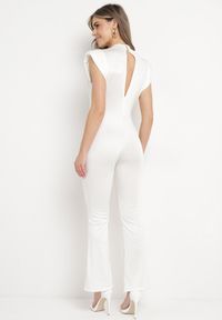 Born2be - Biały Kombinezon z Rozszerzanymi Nogawkami i Poduszkami w Ramionach Atearai. Okazja: na co dzień. Kolor: biały. Długość rękawa: krótki rękaw. Długość: krótkie. Styl: casual, elegancki #6