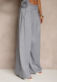 Renee - Niebieskie Spodnie o Szerokim Kroju High Waist z Kwiatem 3D Firalisse. Okazja: na co dzień. Stan: podwyższony. Kolor: niebieski. Wzór: kwiaty. Styl: klasyczny, elegancki, casual