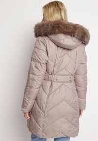 Born2be - Beżowa Pikowana Kurtka Płaszcz z Troczkiem w Talii o Wydłużonym Fasonie z Kapturem i Futerkiem Lieissas. Okazja: na co dzień. Typ kołnierza: kaptur. Kolor: beżowy. Materiał: futro. Długość: długie. Styl: casual, elegancki #3