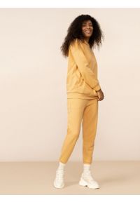 outhorn - Spodnie dresowe damskie - żółte. Kolor: żółty. Materiał: dresówka. Wzór: nadruk #10