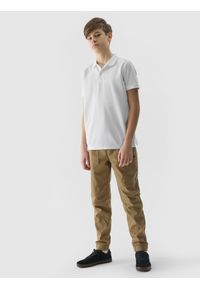 4F JUNIOR - Spodnie casual chłopięce - brązowe. Okazja: na co dzień. Kolor: brązowy. Materiał: materiał, bawełna, tkanina, elastan. Wzór: jednolity. Styl: casual