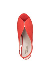 Wittchen - Damskie sandały zamszowe na słupku z gumką czerwone. Zapięcie: pasek. Kolor: czerwony. Materiał: zamsz, skóra. Szerokość cholewki: normalna. Obcas: na słupku. Styl: wizytowy. Wysokość obcasa: średni #4