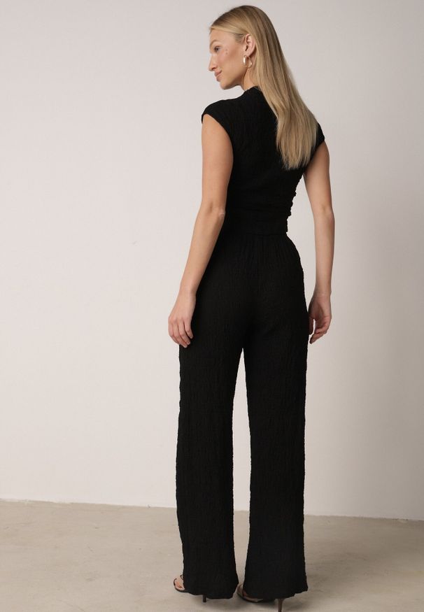 Born2be - Czarny Gładki Komplet Szerokie Spodnie i Marszczona Bluzka ze Stójką Merithie. Kolor: czarny. Materiał: materiał. Wzór: gładki