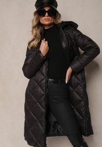 Renee - Czarna Kurtka Pikowana o Długim Kroju z Kapturem Erivana. Okazja: na co dzień. Typ kołnierza: kaptur. Kolor: czarny. Materiał: jeans. Długość: długie. Styl: casual, elegancki #2