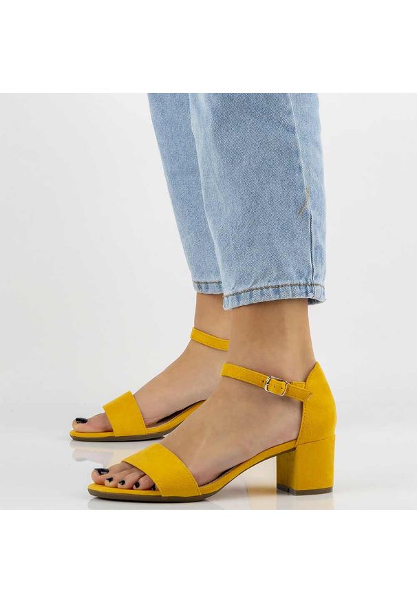 Żółte sandały, buty damskie Filippo Ds787. Kolor: żółty. Materiał: zamsz