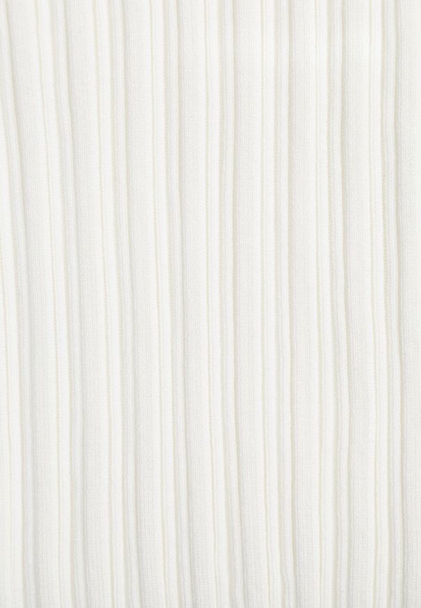 Born2be - Biała Sukienka o Dopasowanym Fasonie z Wycięciem na Plecach i Kwadratowym Dekoltem Vosalina. Okazja: na co dzień. Typ kołnierza: dekolt kwadratowy. Kolor: biały. Długość rękawa: krótki rękaw. Typ sukienki: proste, dopasowane. Styl: casual