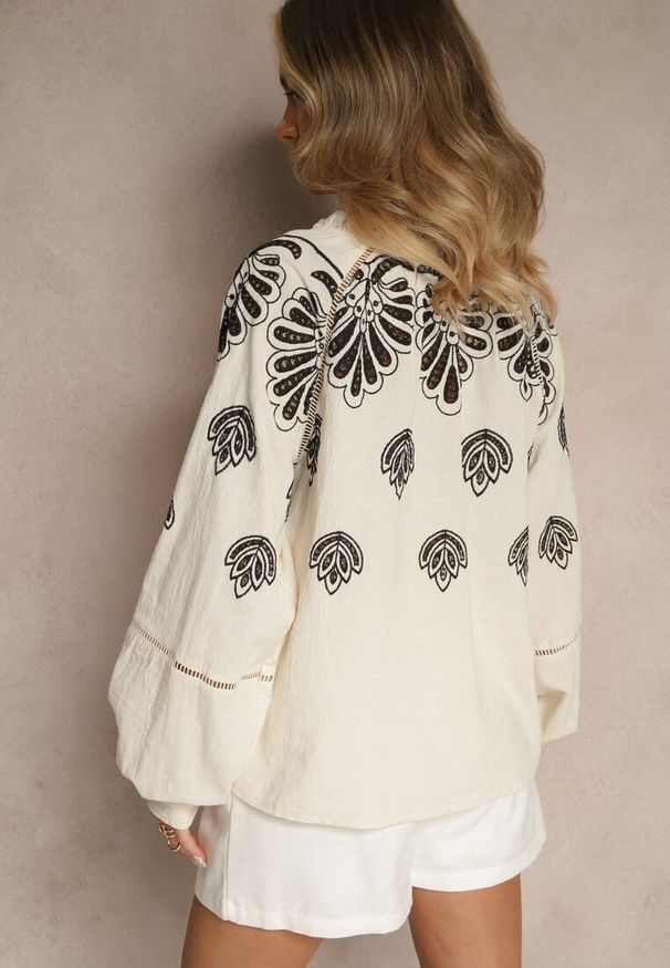 Renee - Beżowa Bluzka Oversize z Bawełny z Ornamentnym Wzorem Nilindea. Okazja: na co dzień. Kolor: beżowy. Materiał: bawełna. Styl: elegancki, casual