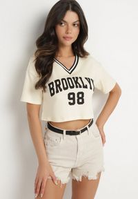 Born2be - Jasnobeżowy Bawełniany T-shirt z Napisem Nitanelia. Okazja: na co dzień. Kolor: beżowy. Materiał: bawełna. Wzór: napisy. Styl: casual