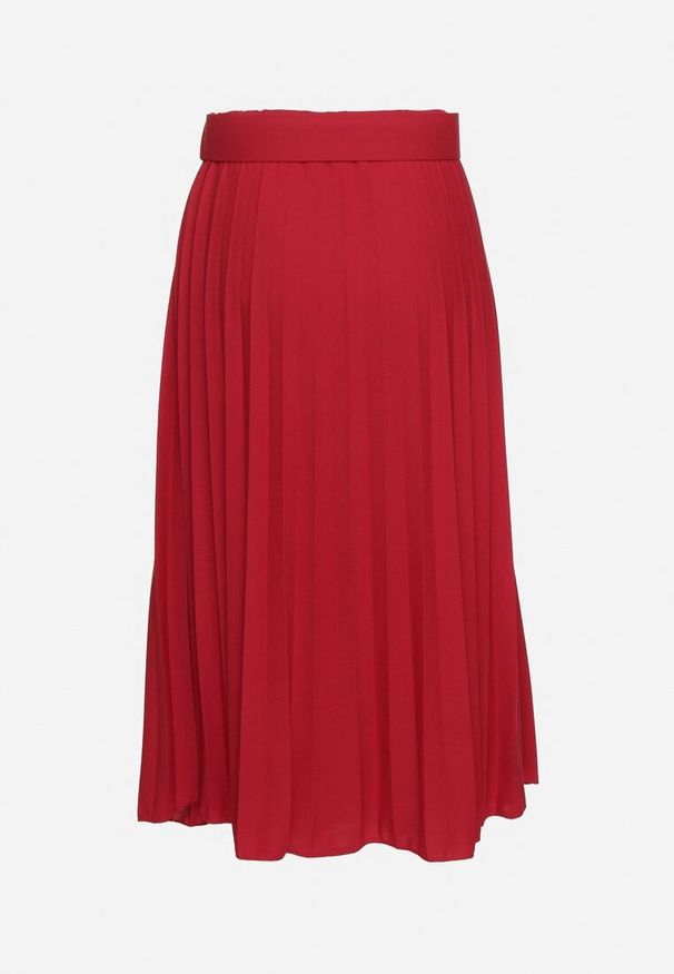 Born2be - Czerwona Plisowana Spódnica Ozdobiona Paskiem z Okrągła Klamrą Sanelle. Okazja: na co dzień. Kolor: czerwony. Wzór: aplikacja. Styl: casual, elegancki
