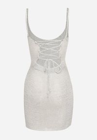 Born2be - Srebrna Dopasowana Sukienka z Metaliczną Nicią Liresine. Okazja: na co dzień. Kolor: srebrny. Długość rękawa: na ramiączkach. Wzór: aplikacja. Typ sukienki: proste. Styl: casual, klasyczny #7